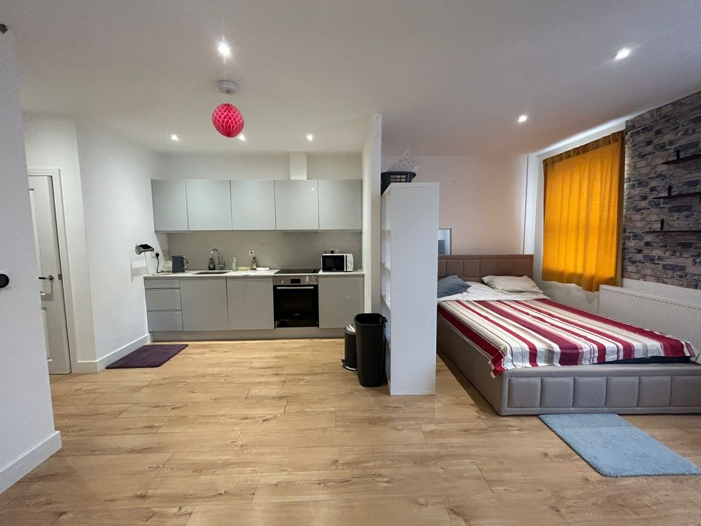 Property photo 1 of 6 Studio Flat To Rent Duval House, West Drayton Ub7
