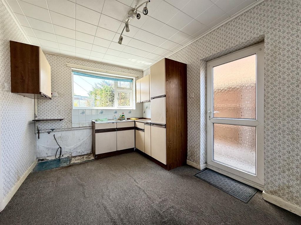 Property photo 2 of 8 Kitchen