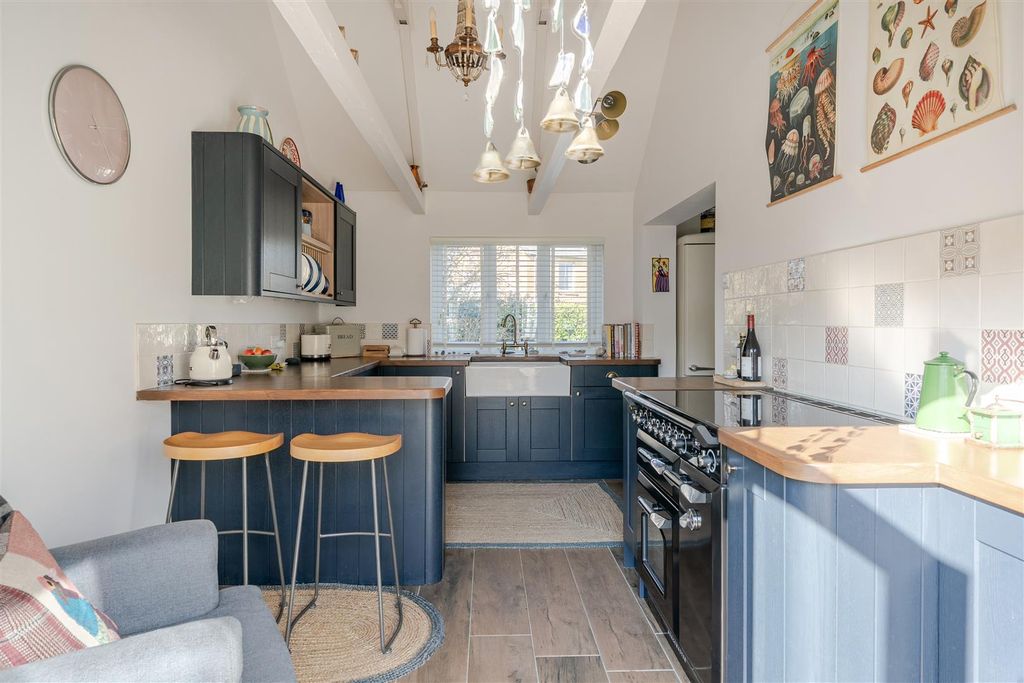 Property photo 2 of 23 Kitchen / Breakfast