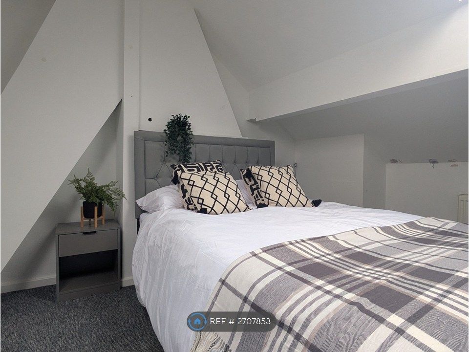 Property photo 1 of 9 Room 4