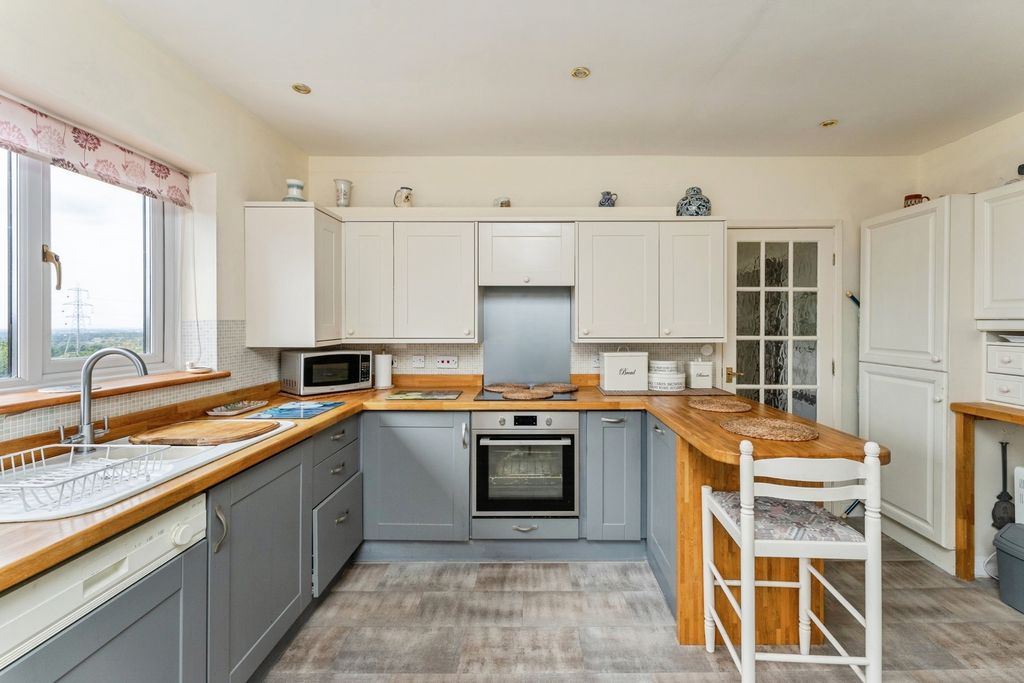 Property photo 3 of 27 Kitchen