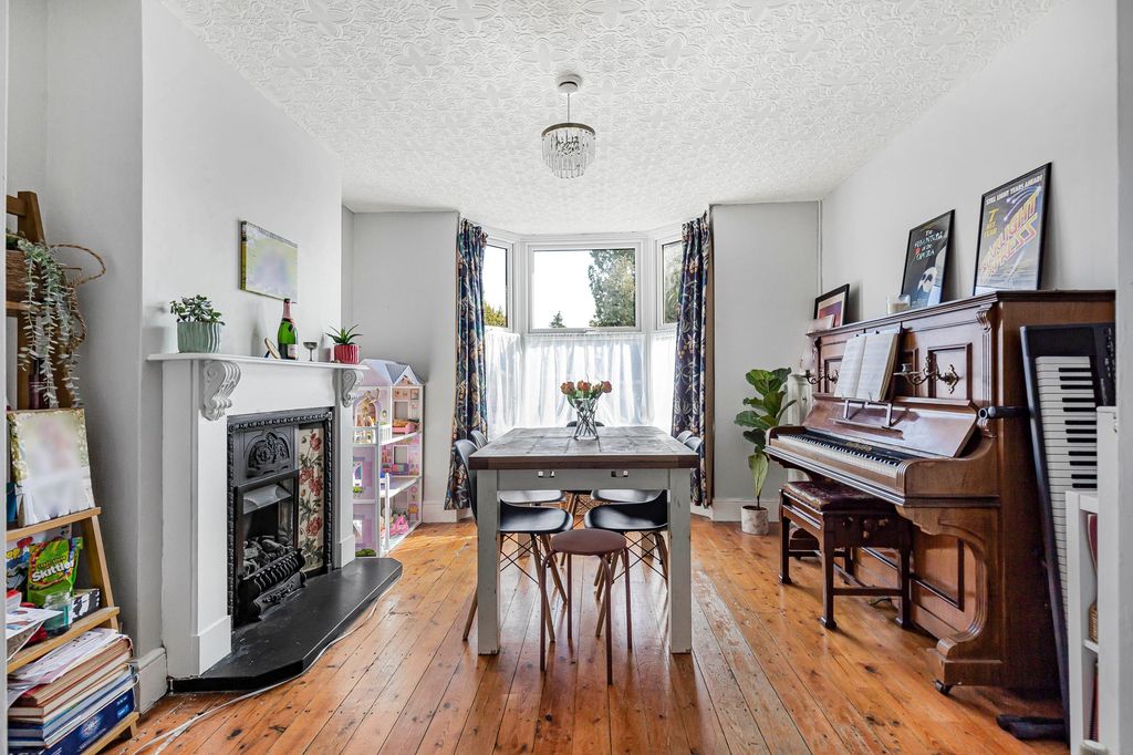 Property photo 2 of 25