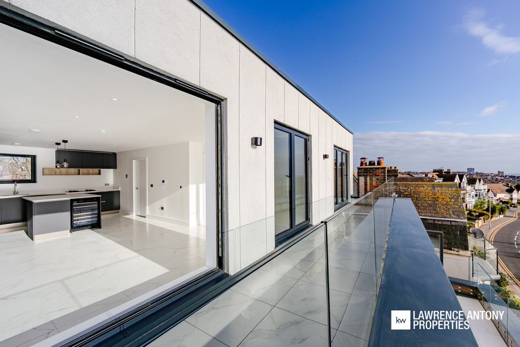 Additional image 6 of 2 bed flat for saleGrand Parade, Leigh-On-Sea SS9
