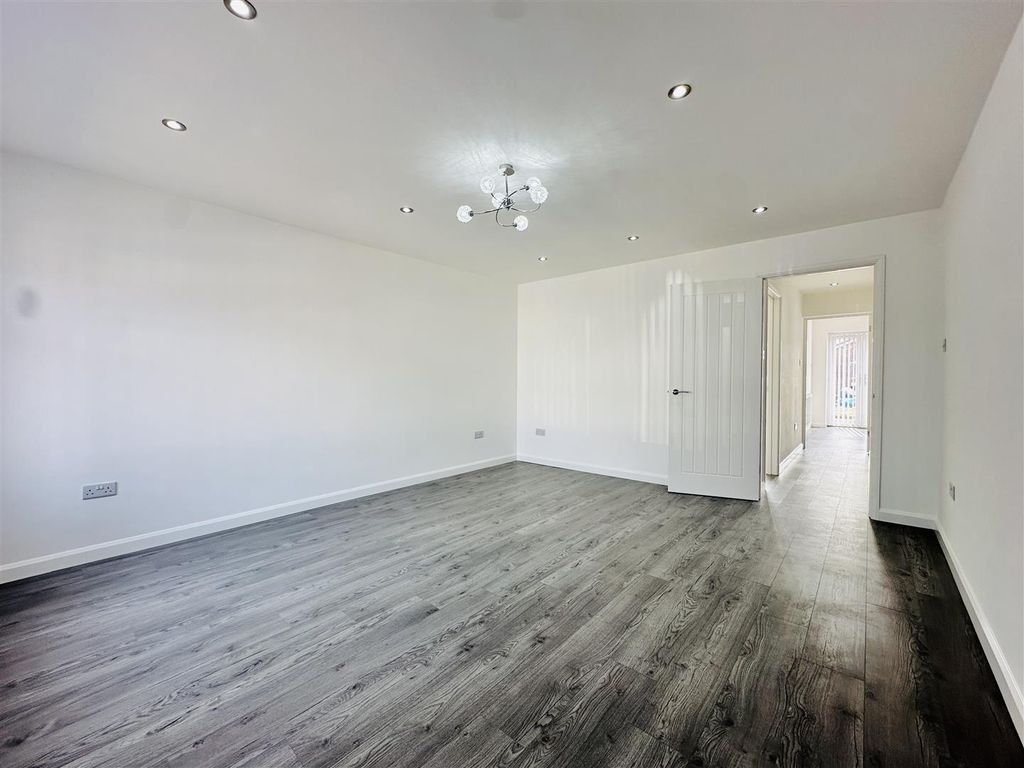 Property photo 2 of 12 Lounge