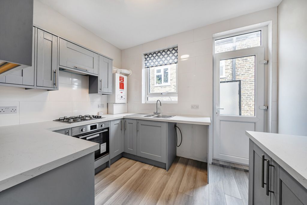 Property photo 3 of 20 1417972-3-69988c0...