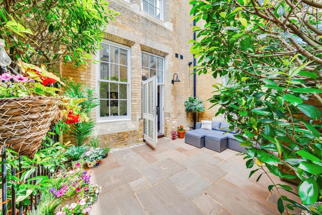 Property photo 2 of 16 Photo