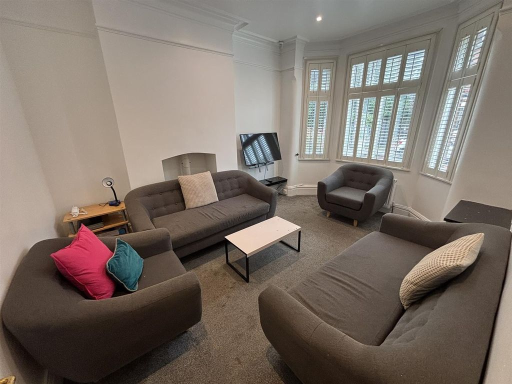 Property photo 2 of 36 Lounge