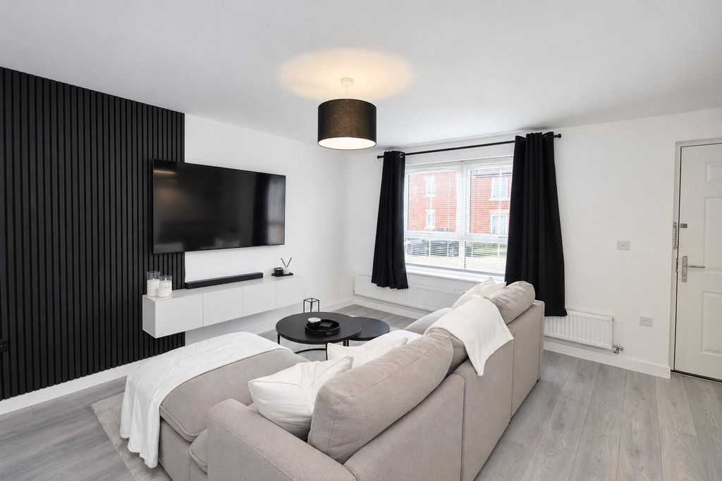 Property photo 3 of 16 L Room 1 .Jpg