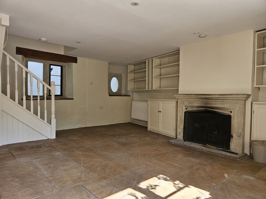 Property photo 3 of 17 Lounge