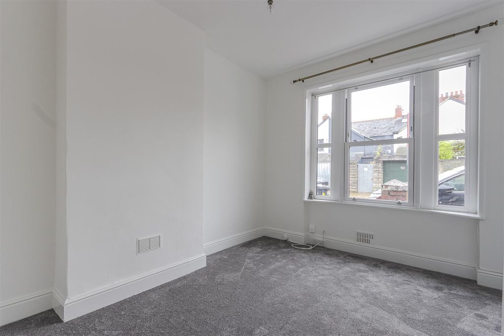 Property photo 3 of 12 Maldwyn Street 3A-4.Jpg