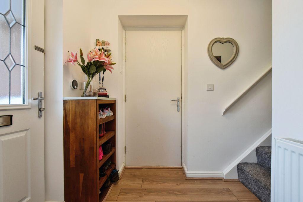 Property photo 2 of 15 Entrance Hall