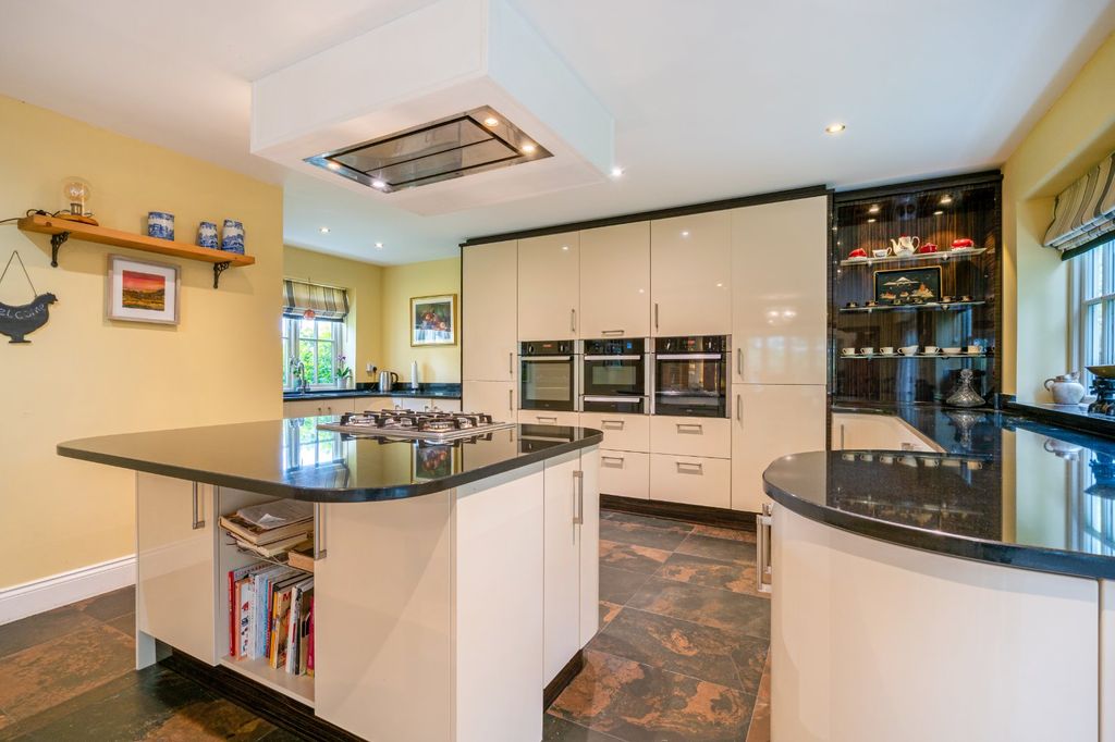 Property photo 3 of 21 Kitchen/Dining Room