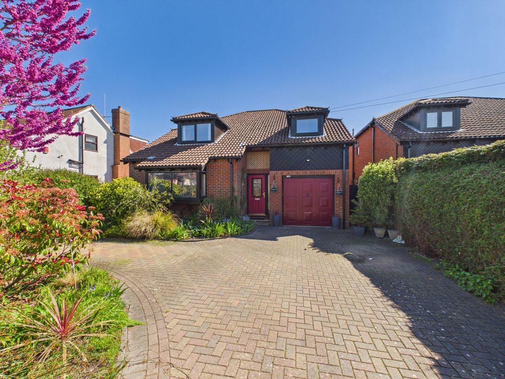 Property photo 1 of 18 A Beautifully Presented Detached Family Home In The Heart Of Locks Heath
