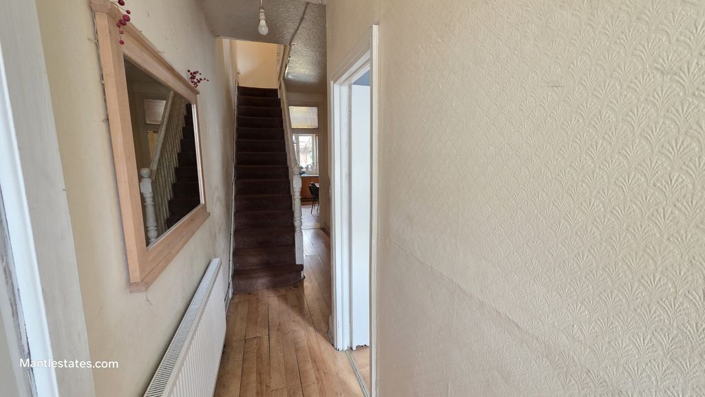 Property photo 2 of 18 Hall Way