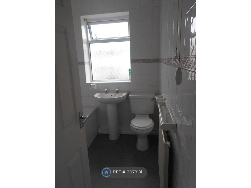 Property photo 2 of 7 Bathroom