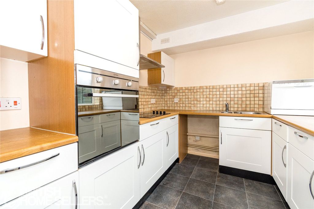 Property photo 2 of 17 Picture No. 12