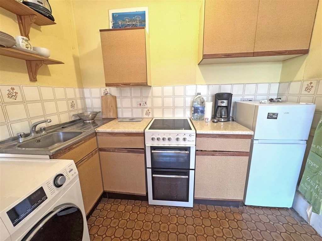 Property photo 3 of 11 6E.Jpg