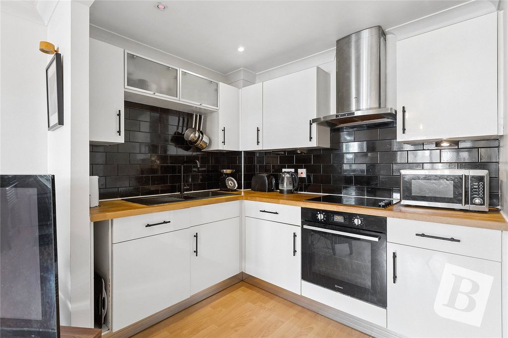 Property photo 2 of 10 Kitchen