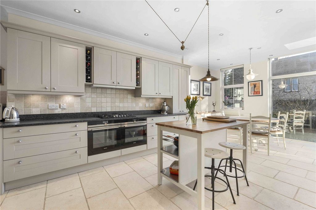 Property photo 3 of 26 27 Falcon Gardens 22