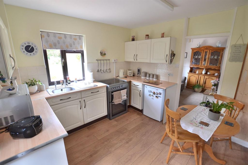 Property photo 3 of 20 Fitted Breakfast Kitchen
