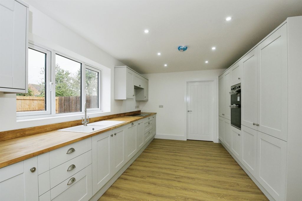 Property photo 3 of 12 Kitchen