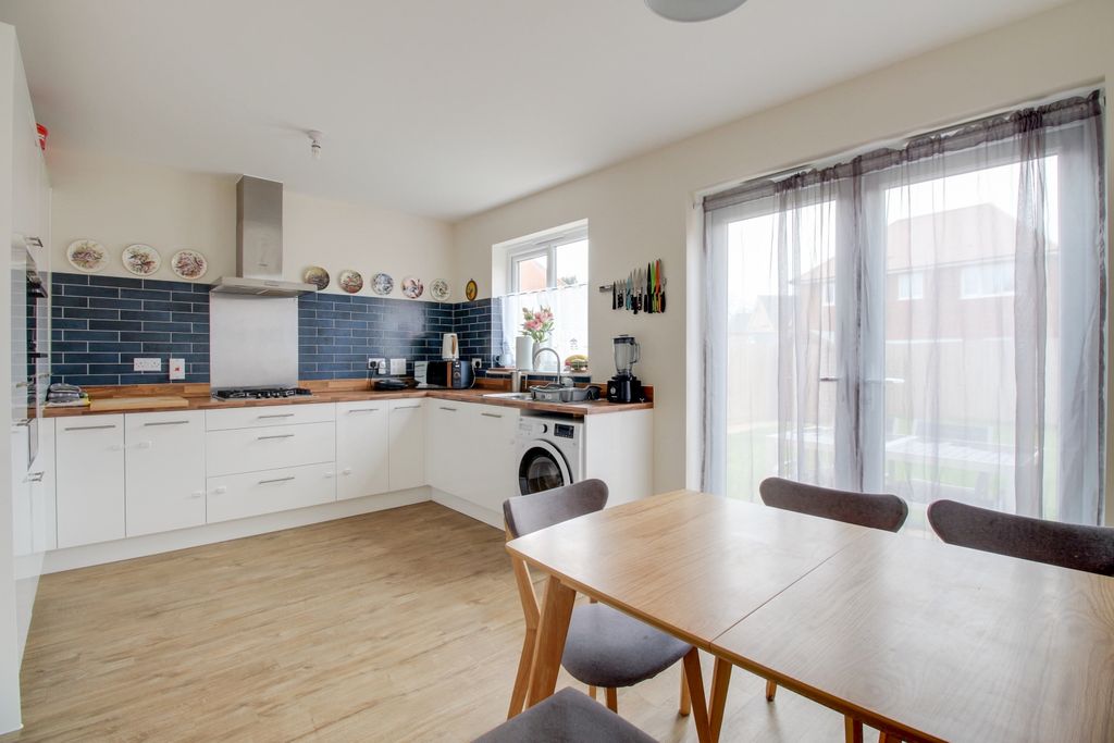 Property photo 2 of 12 Kitchen 1