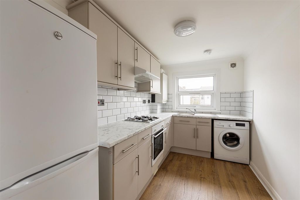 Property photo 3 of 17 Southwest Road, E11