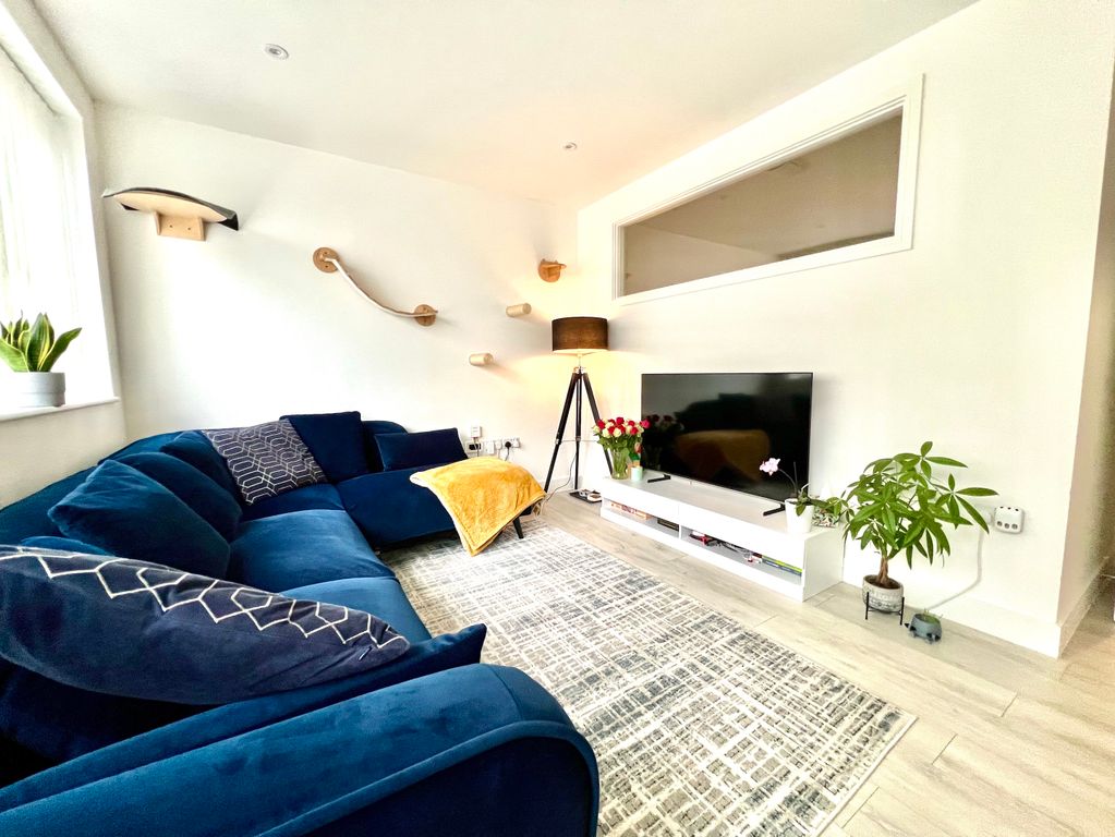 Property photo 1 of 11 Living Room
