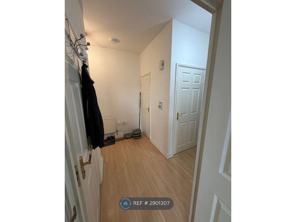 Property photo 3 of 11 Hallway
