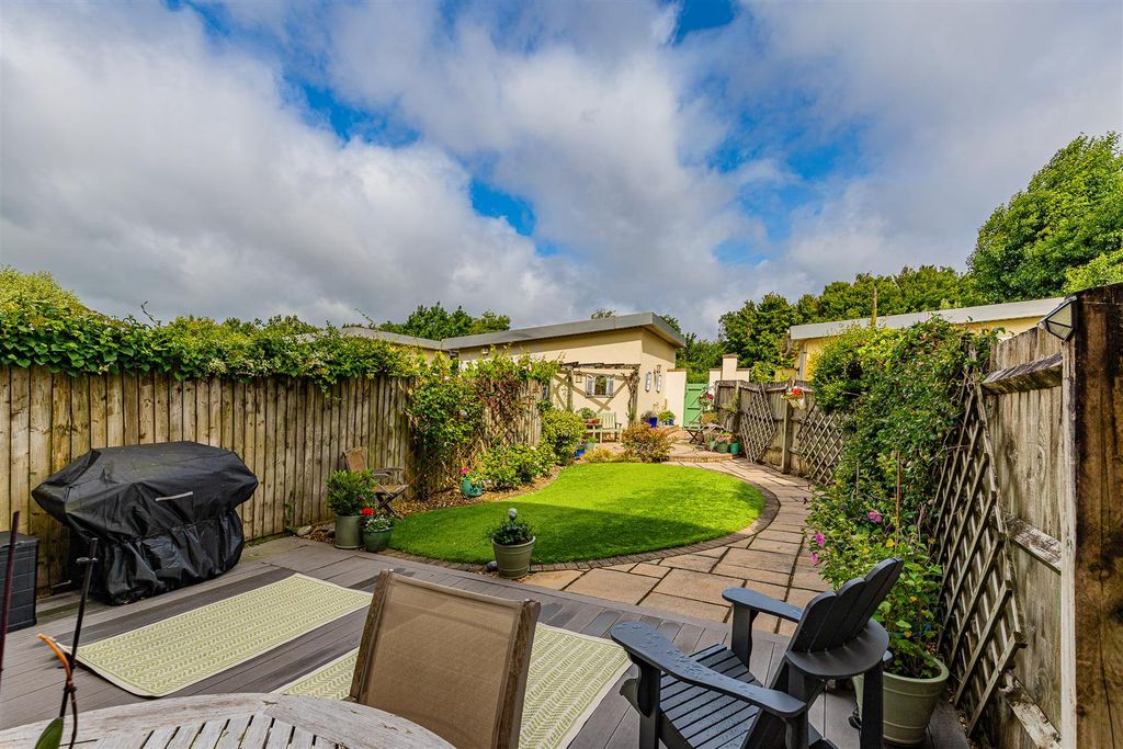 Property photo 2 of 24 Windsor Esplanade 22-31.Jpg