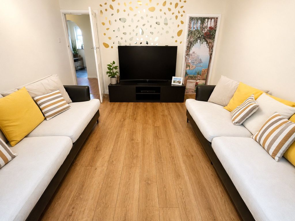 Property photo 3 of 13 Lounge