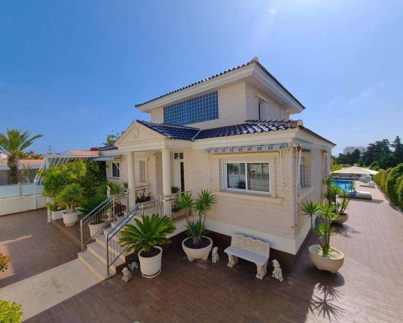 Property photo 1 of 50