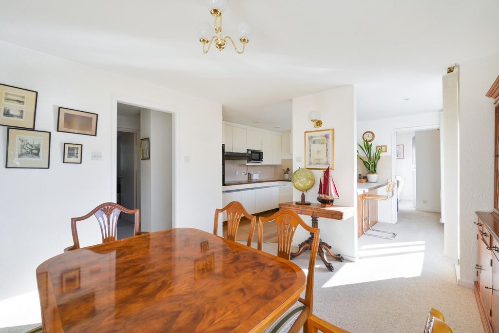 Property photo 3 of 26 Heathwood Court