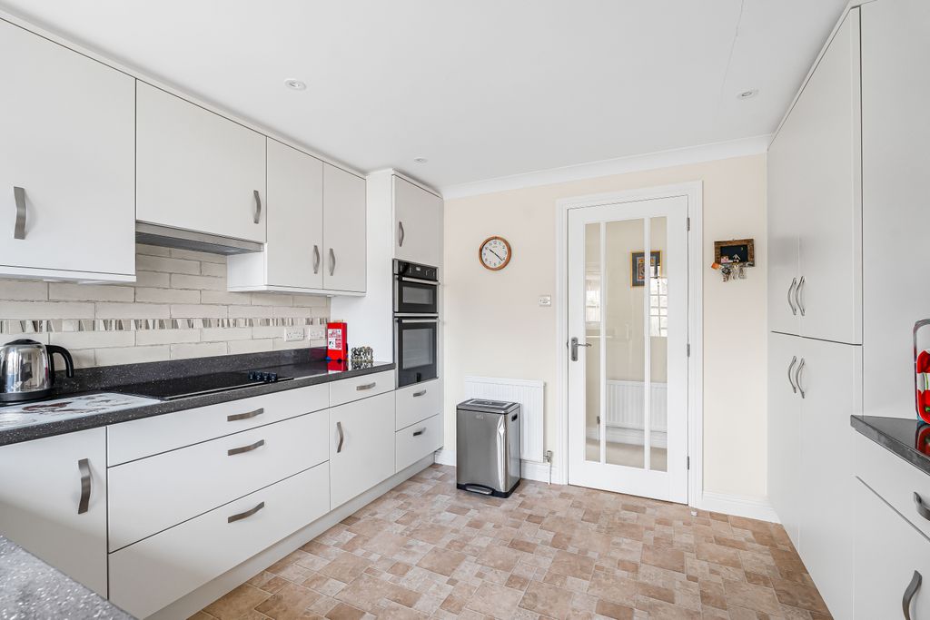 Property photo 3 of 20 Kitchen (2)