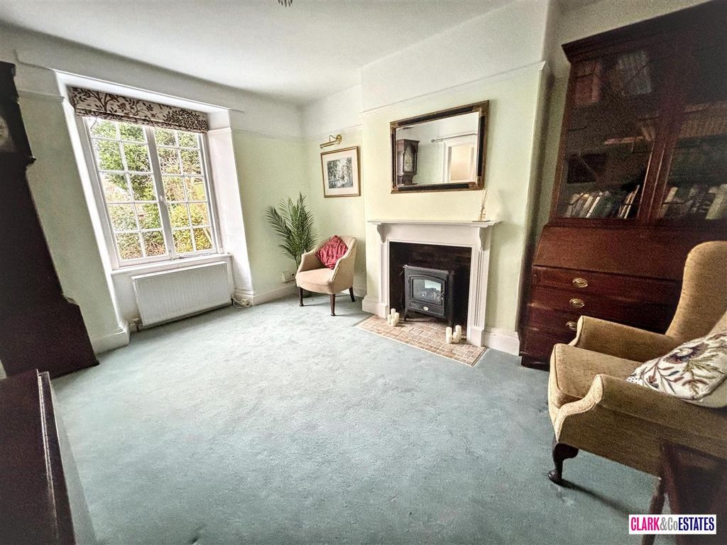 Property photo 2 of 11 Lounge