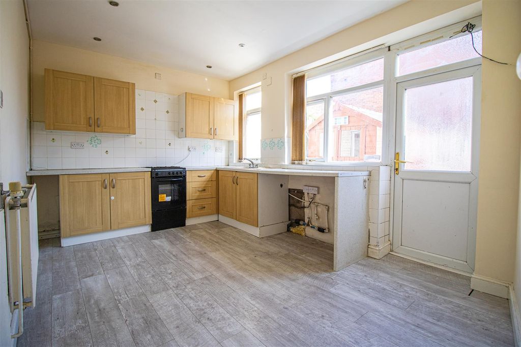 Property photo 3 of 8 Kitchen