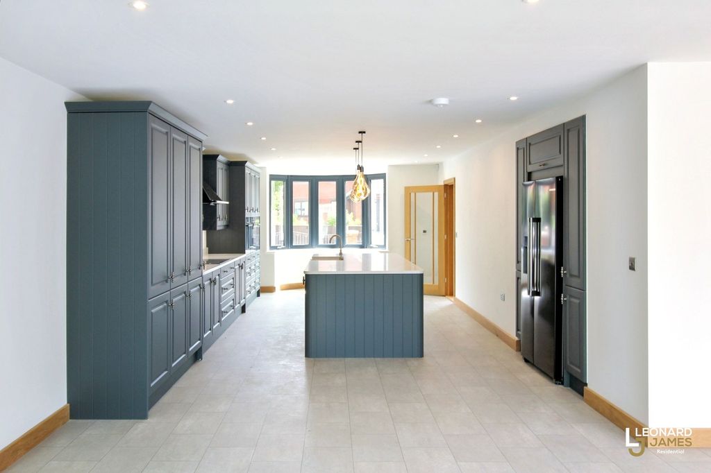 Property photo 3 of 34