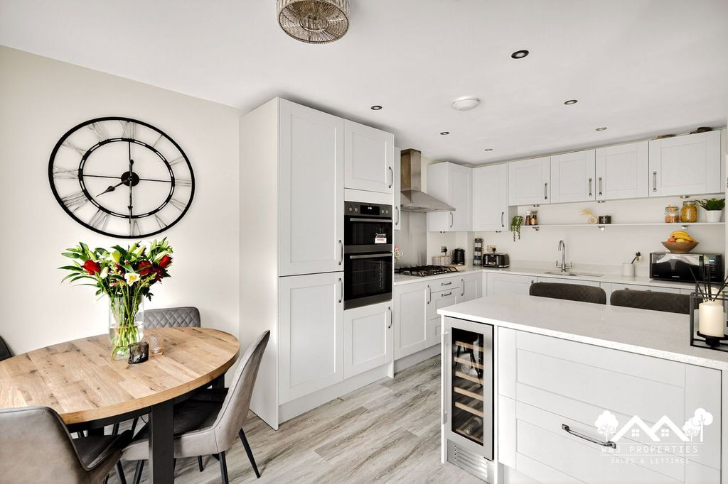 Property photo 3 of 42