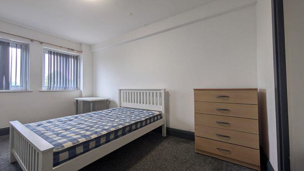 Property photo 3 of 7 A Bright And Inviting Double Bedroom With Ample Na...