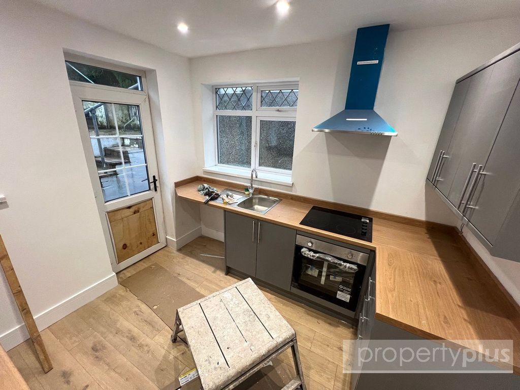 Property photo 2 of 16 Picture No. 12