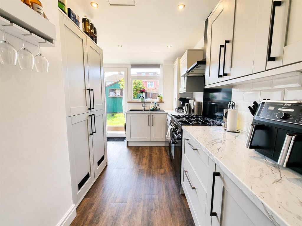 Property photo 2 of 10 Kitchen