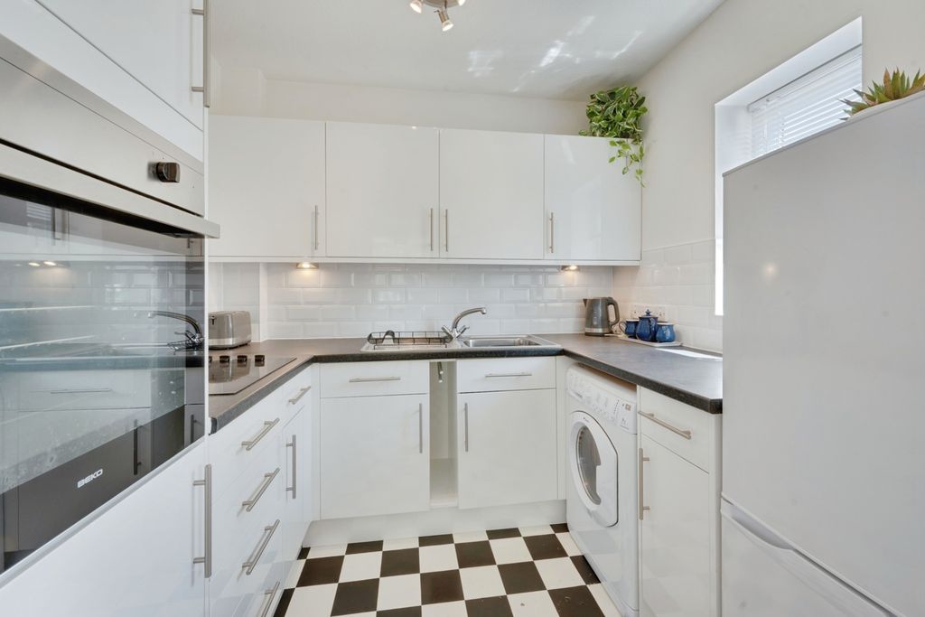 Property photo 3 of 18 Kitchen