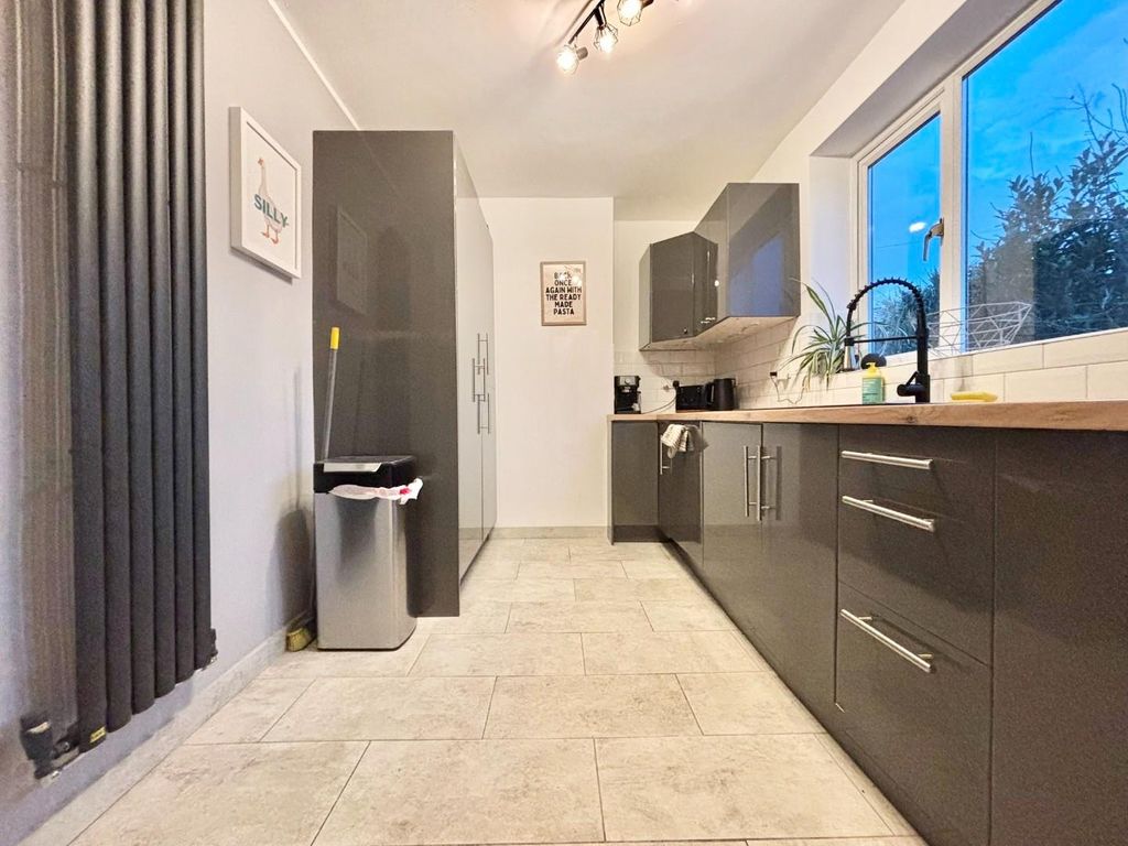 Property photo 2 of 17 61Efab8A-E3F0-486A-Be6c-2Ca01Ec3A272.Jpg