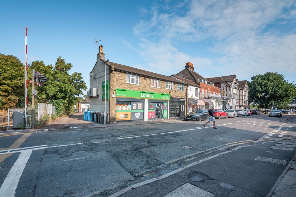 Property photo 2 of 6 10 High Street, Datchet Sl3 9Ea