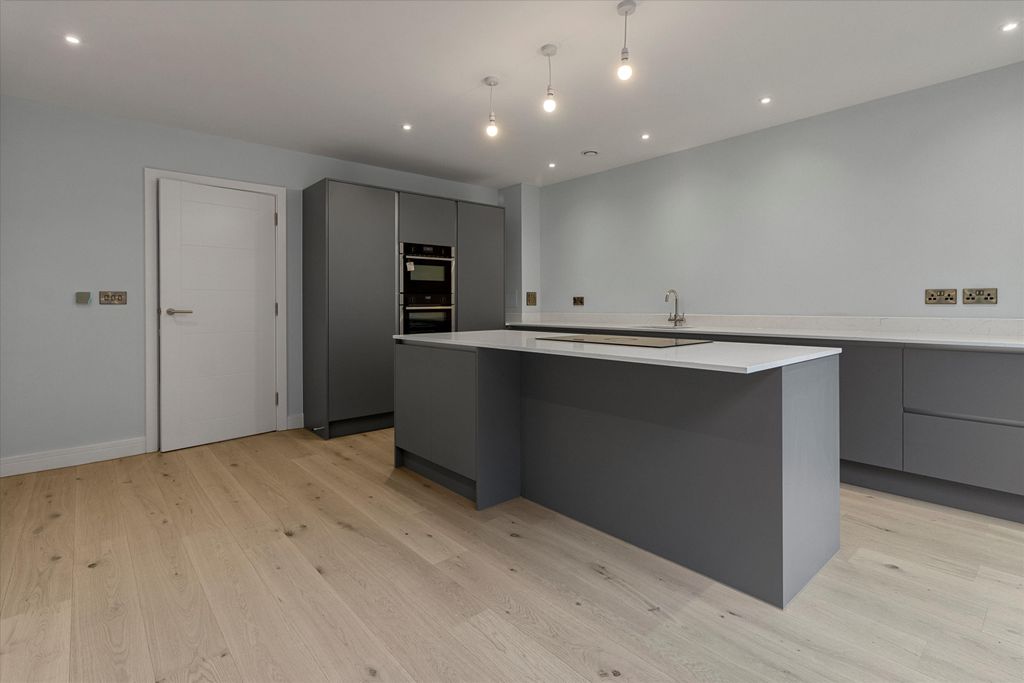 Property photo 2 of 19 Image