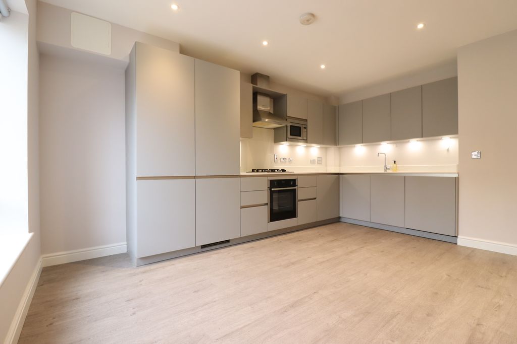 Property photo 3 of 8 3 72 Ravenscar Kitchen