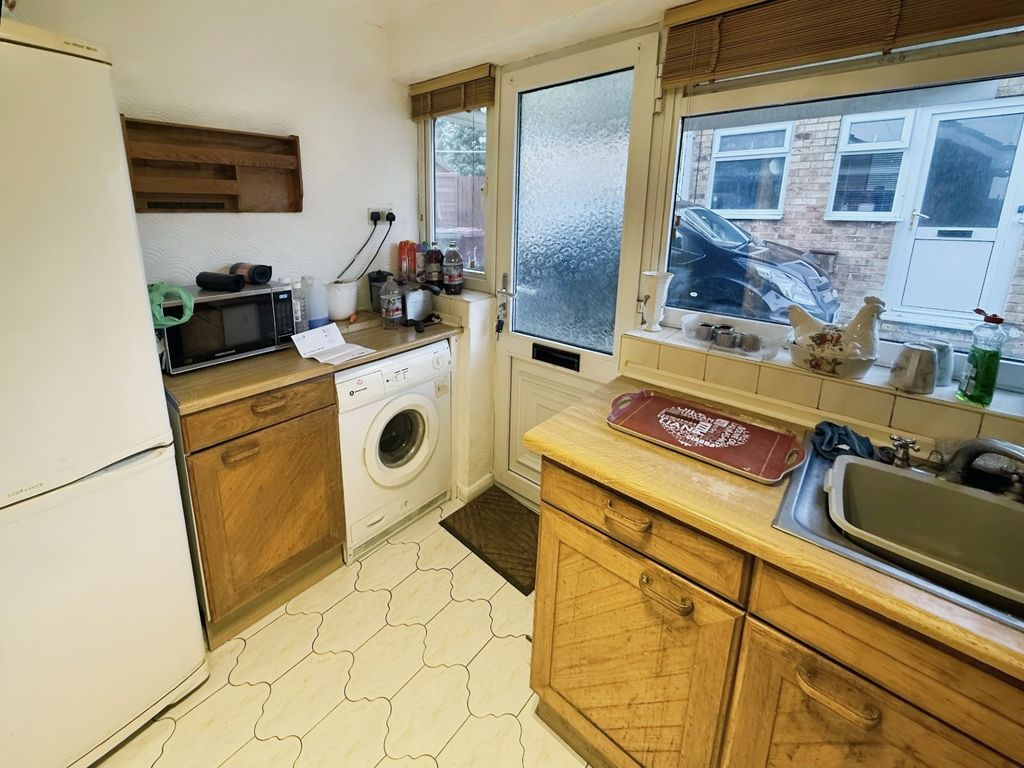 Property photo 3 of 10 Kitchen