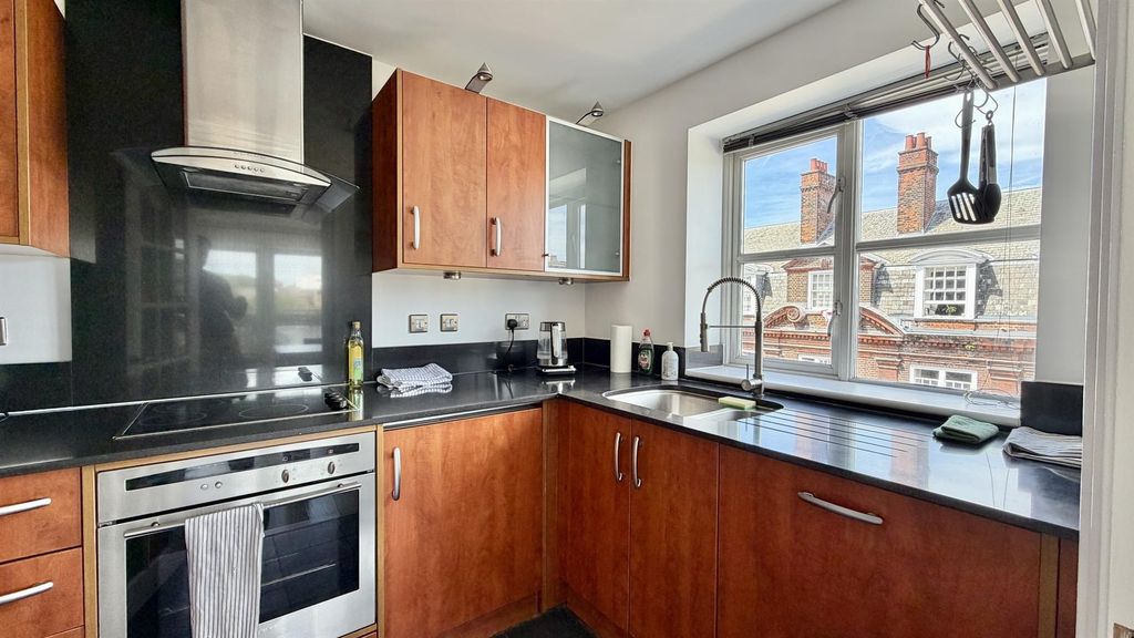 Property photo 2 of 13 David Sq, E14 For Rent By Barrain London Estate Ag