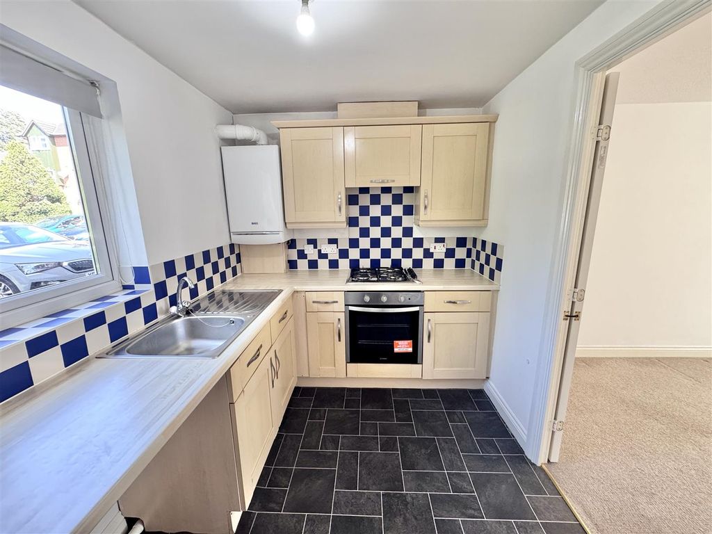 Property photo 3 of 10 Kitchen
