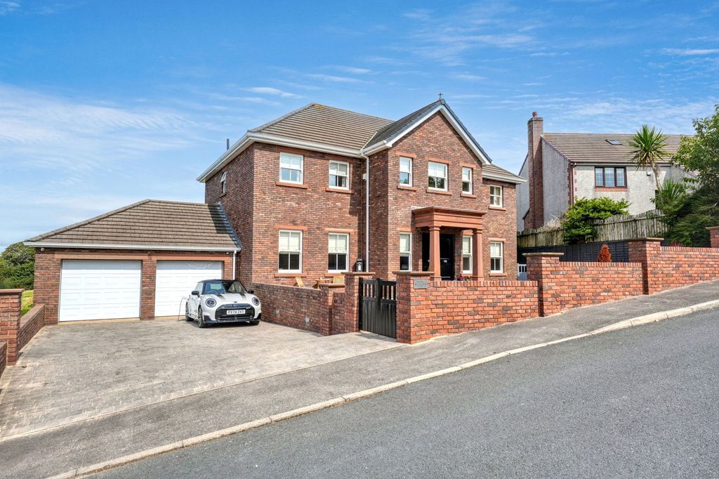 Property photo 1 of 32